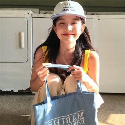 挥著翅膀的女孩海报